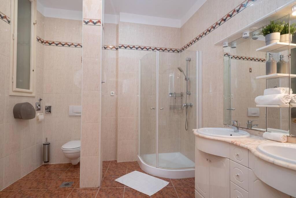 Best Located, 150 M2 5 Bedrooms Apt., Budapešť Exteriér fotografie