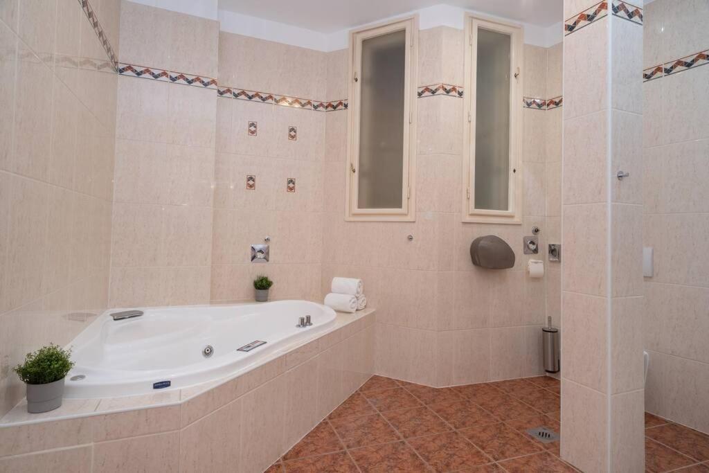 Best Located, 150 M2 5 Bedrooms Apt., Budapešť Exteriér fotografie